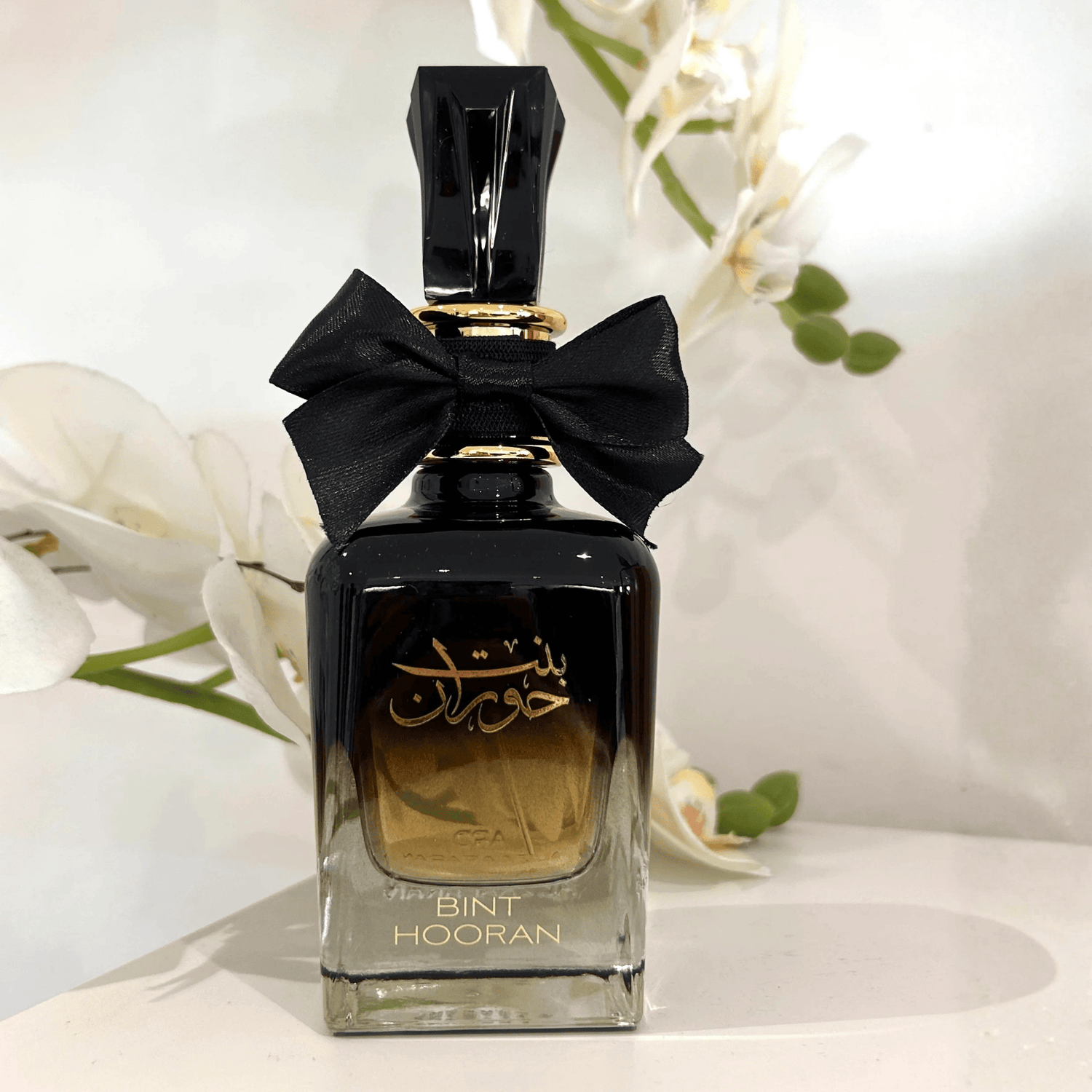 Discover Ard Al Zaafaran Bint Hooran. A rich women's fragrance featuring yuzu, blue lotus, and a warm tobacco-amber base. Sophisticated and deeply captivating.
